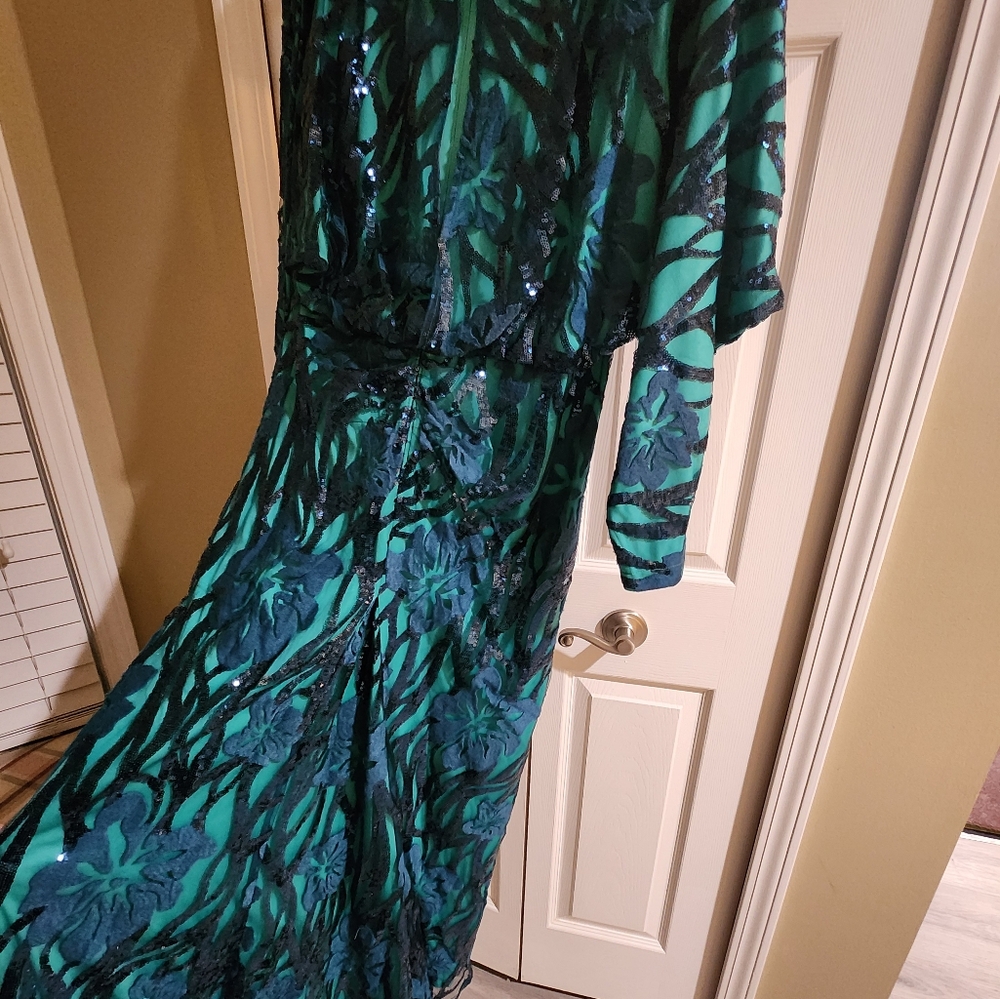 TADASHI SHOJI Elegant Peacock Blue/Green Sequin Dress - Picture 7 of 17